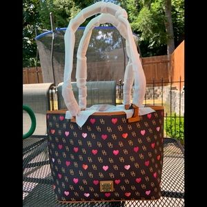 NWT Dooney & Bourke Gretta Hearts Shopper ❤️